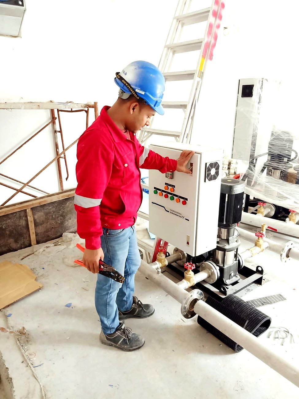 জাহাঙ্গীর কবির – Grundfos প্যানেল পরীক্ষা করছেন