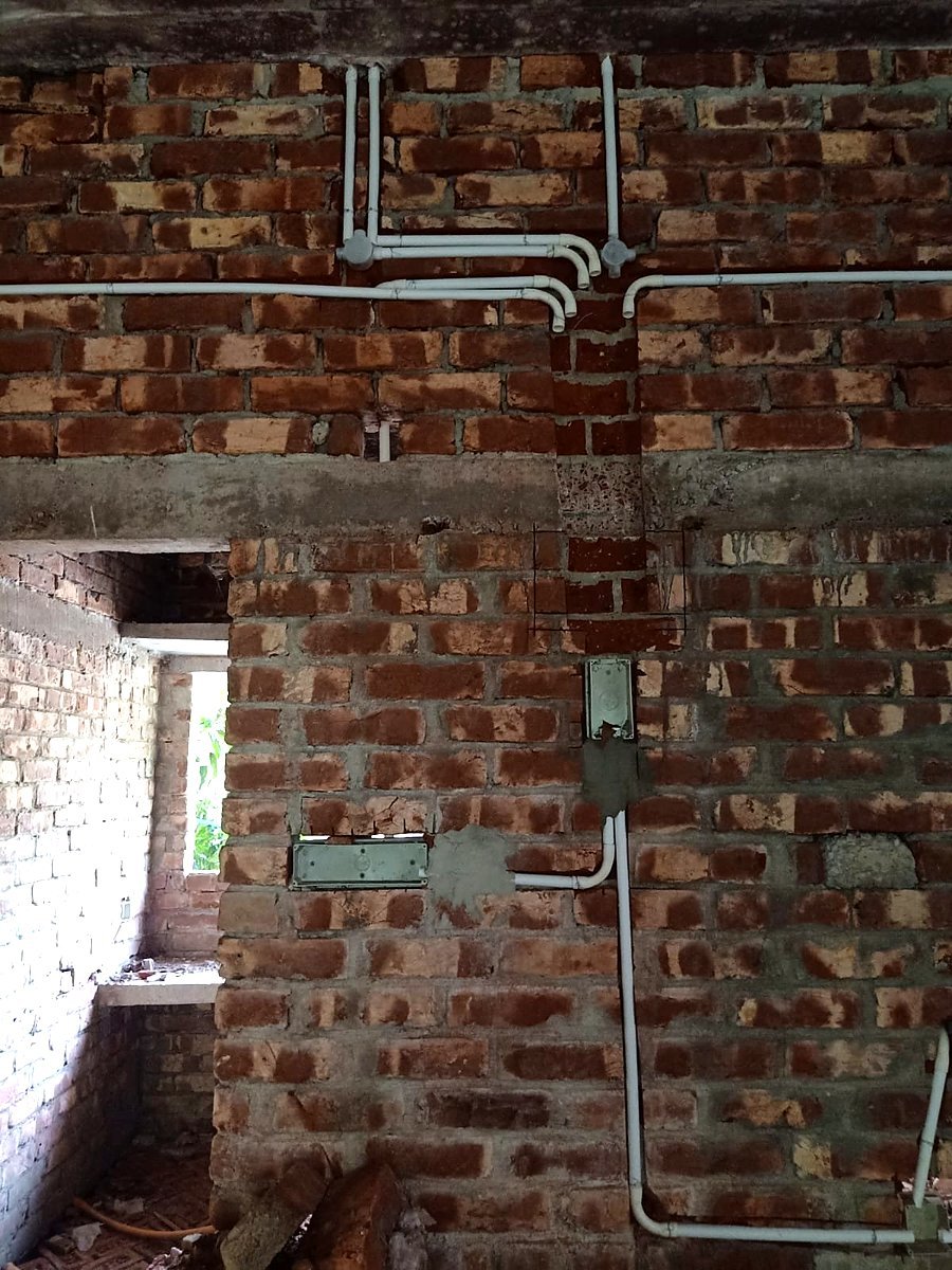 ইটের দেয়ালে কন্ডুইট পাইপ বসানো